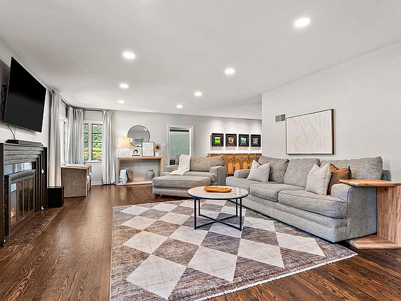5th image of 8816 Woodward Ave