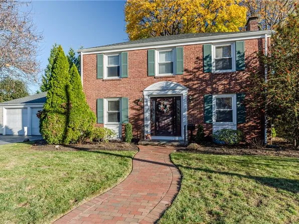 7 Mayfair Dr, Rumford, RI 02916