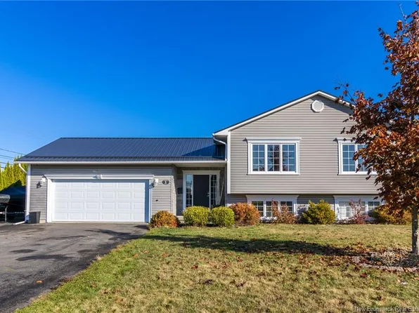 1 Hallihan Dr, Oromocto, NB E2V 0C1