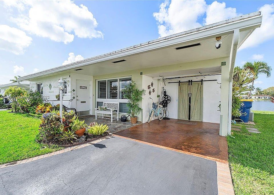 2nd image of 2418 Carlyle Ln