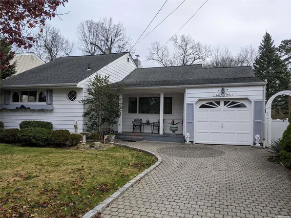 31 Jane Drive, North Babylon, NY 11703