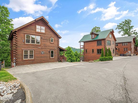 3rd image of 2803 White Oak Ridge Ln