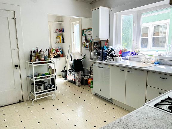 Eat-in Kicthen w/ breakfast nook!