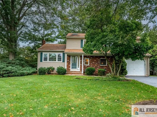23 Oakey Dr, Kendall Park, NJ 08824