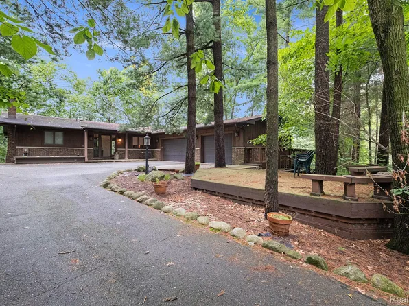 7333 Parkwood Dr, Fenton, MI 48430