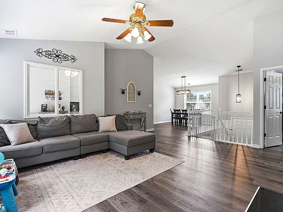 5th image of 405 Dogwood Creek Pl