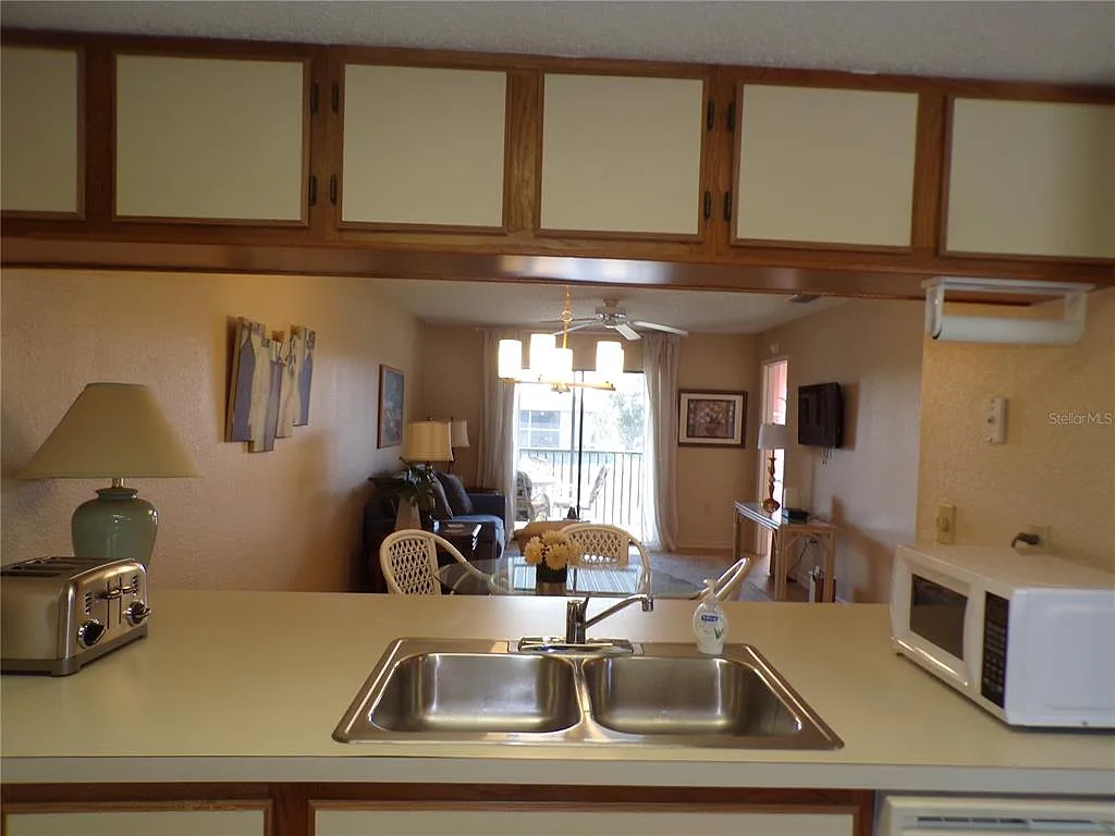 2 bed, 2.0 bath, 893 sqft, $2,200 — Photo 2