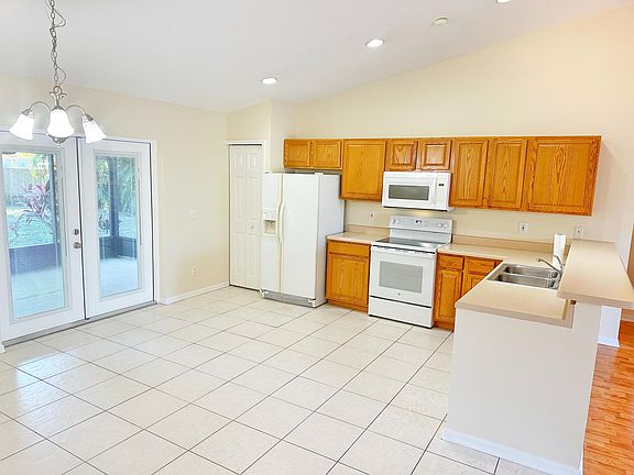 5th image of 1561 SW Broadview Street
