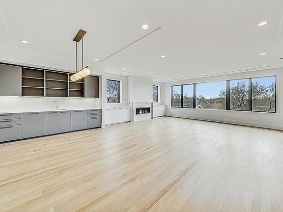 2nd image of 1950 W Dickens Ave #Penthouse