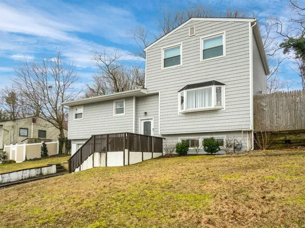 10 Gaymor Ln, Farmingville, NY 11738