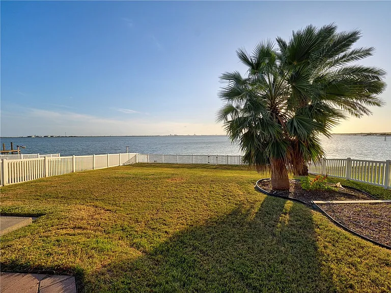 1343 Bayview Dr — Photo 3