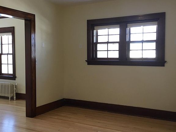 3rd image of 1041 College St N APT 4