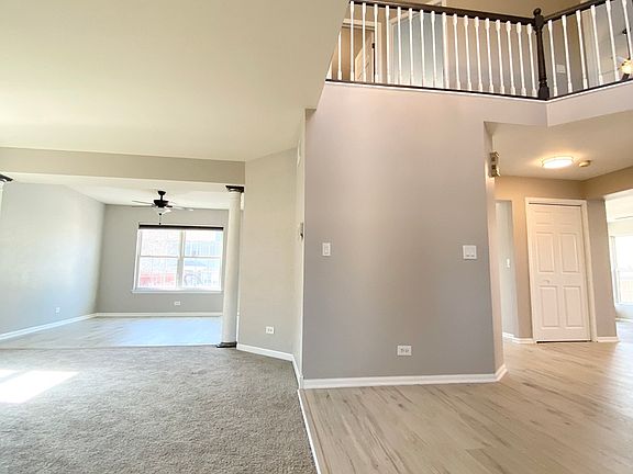 3rd image of 1039 N Lancaster Cir