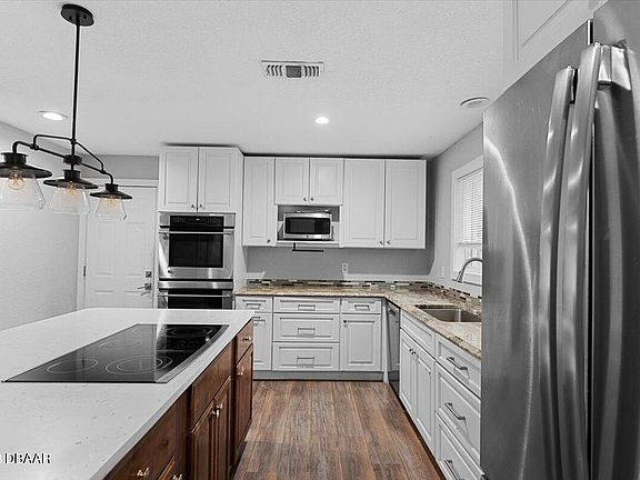 3rd image of 1382 Bellevue Ave