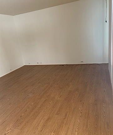 2nd image of 29085 Fairfax St