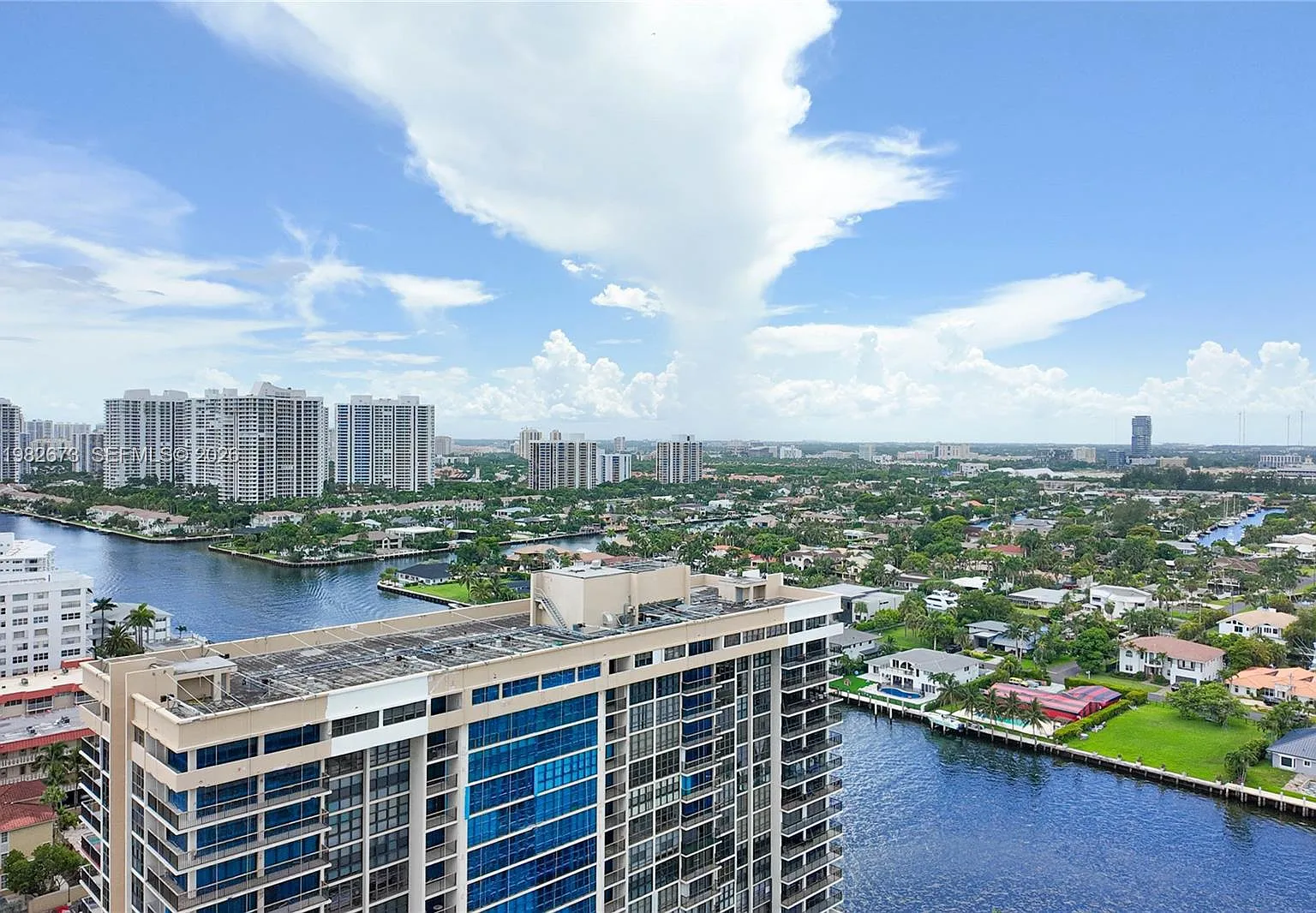 Hemispheres Condo — Photo 3