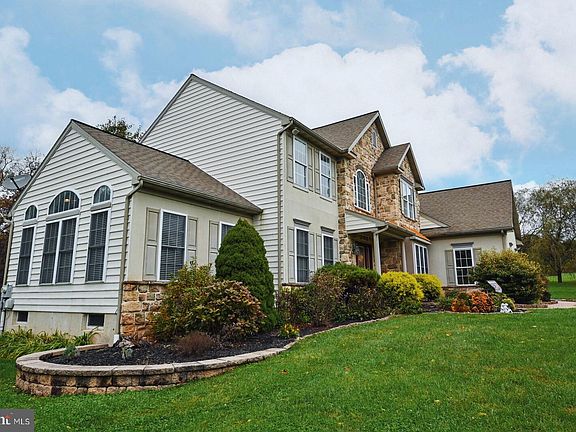 2nd image of 48 Blossom Ln