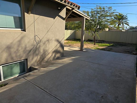 3rd image of 332 W Illinois St #3