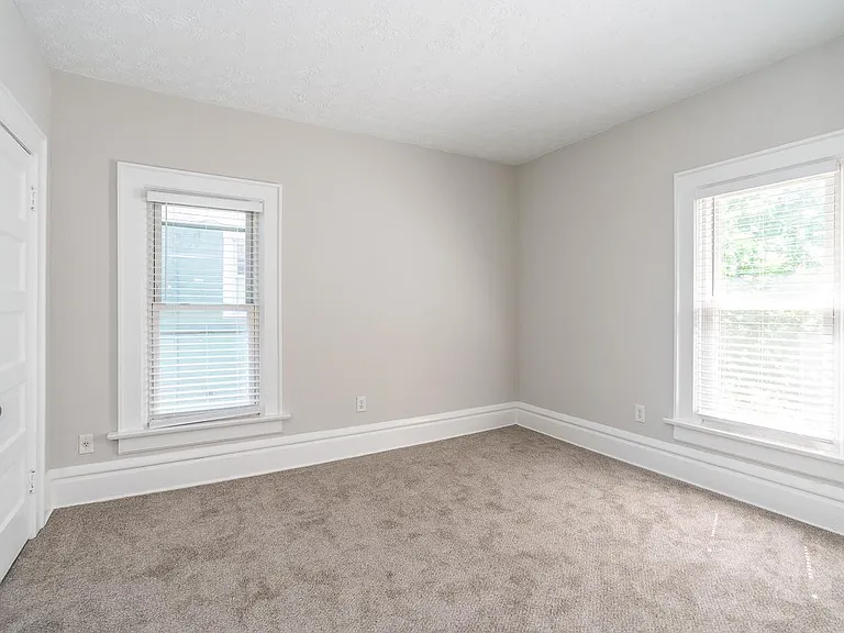 2435 Summit St — Photo 31