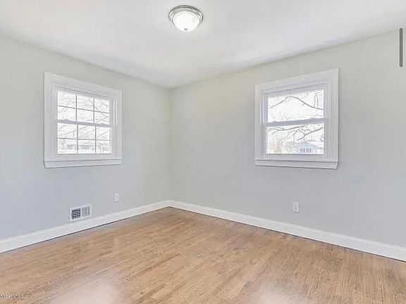 4th image of 1122 Parkview Ln
