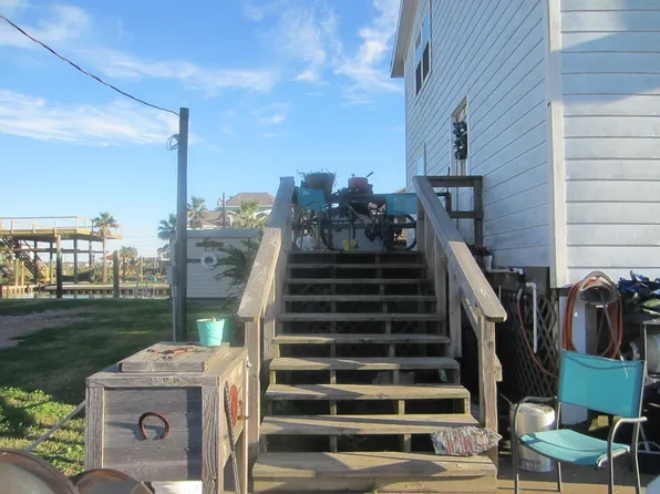 314 Shark Ln, Surfside Beach, TX 77541