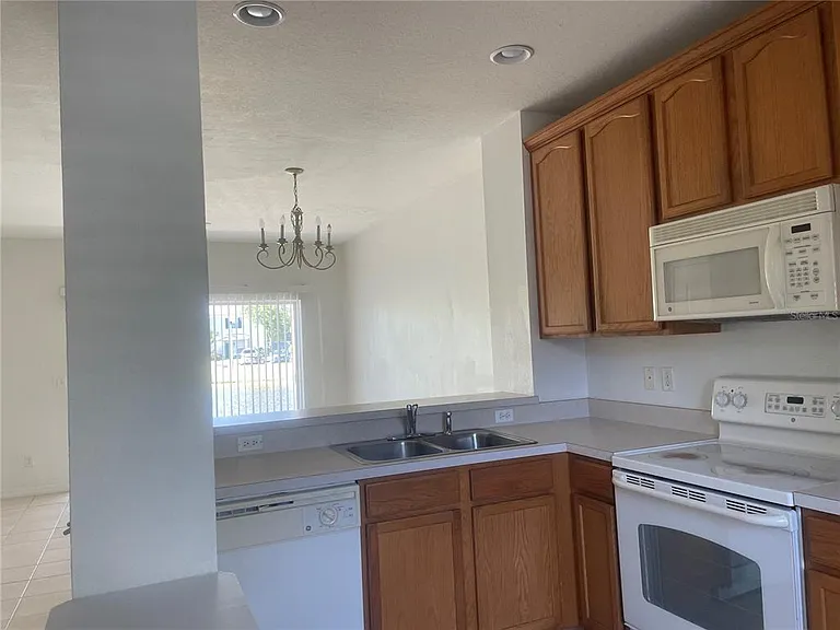 Savannah Wood Dr — Photo 8