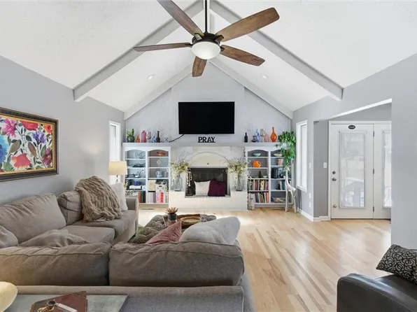 308 SE Colony Dr, Lees Summit, MO 64063