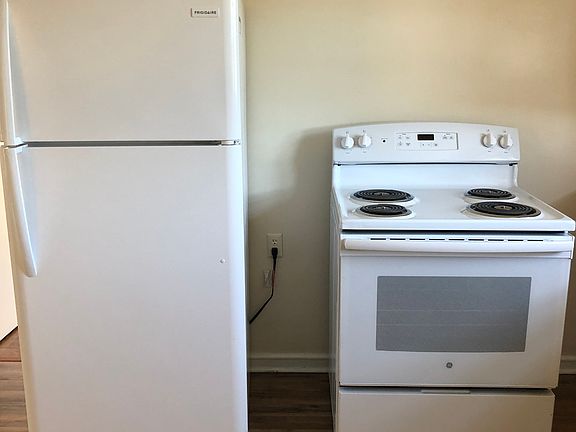 Kitchen(stove/fridge) included