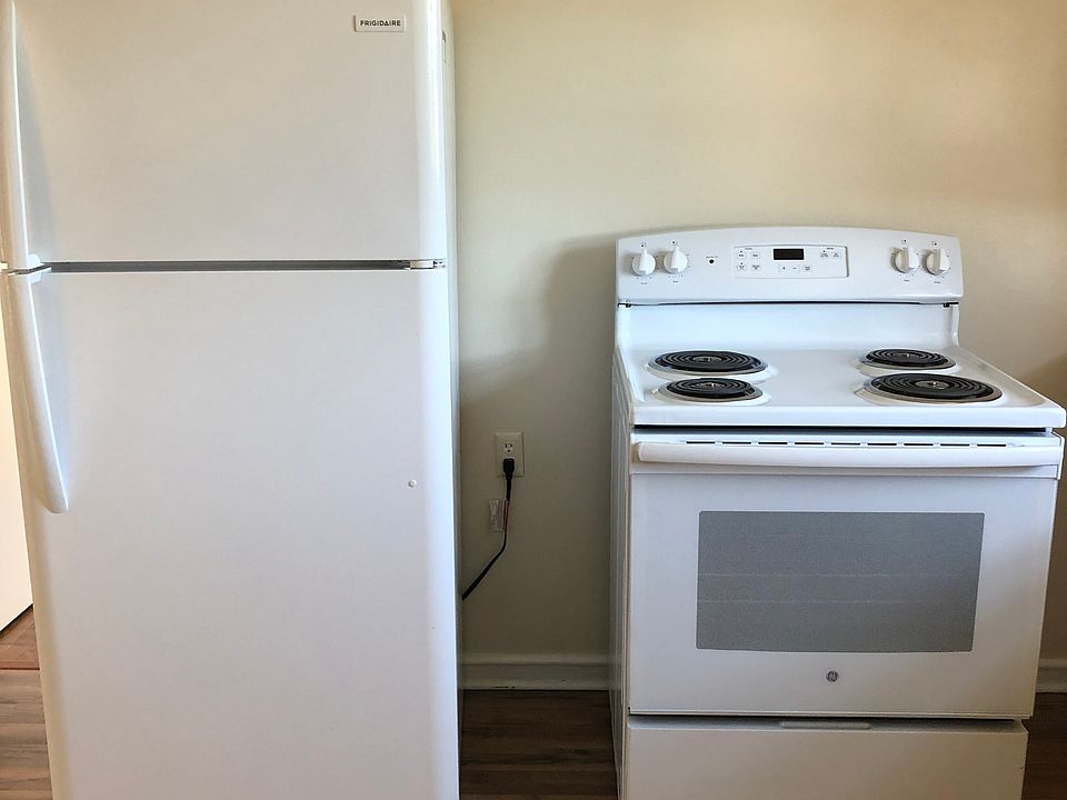 Kitchen(stove/fridge) included