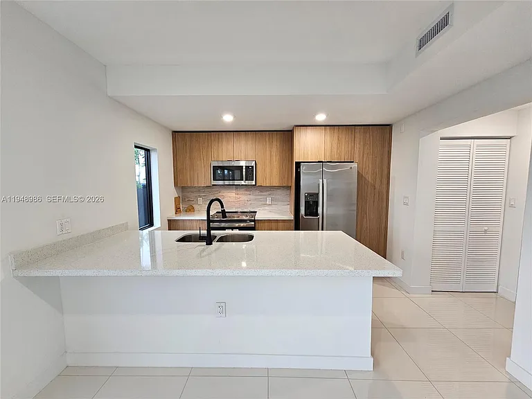 215 NW 13th Pl — Photo 11