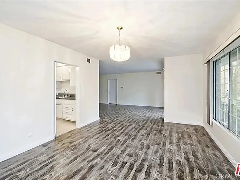837 S Windsor Blvd #7 — Photo 7