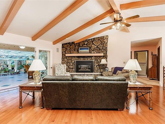 5th image of 2631 Country Ln