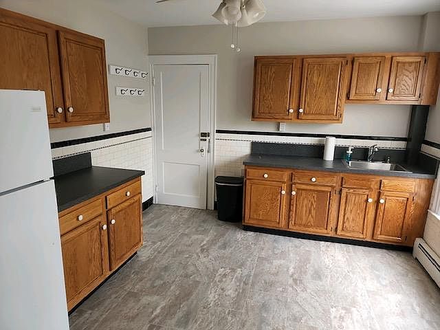 East-in Kitchen - Entrance to apartment.