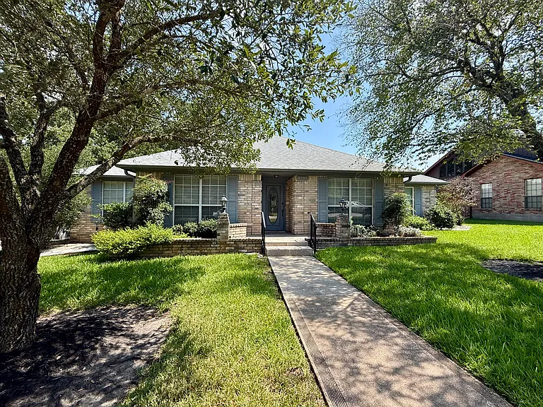 8707 Sandstone Dr — Photo 3