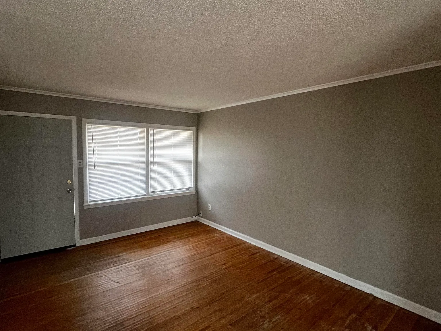 3 bed, 1.0 bath, 980 sqft, $1,095 — Photo 2