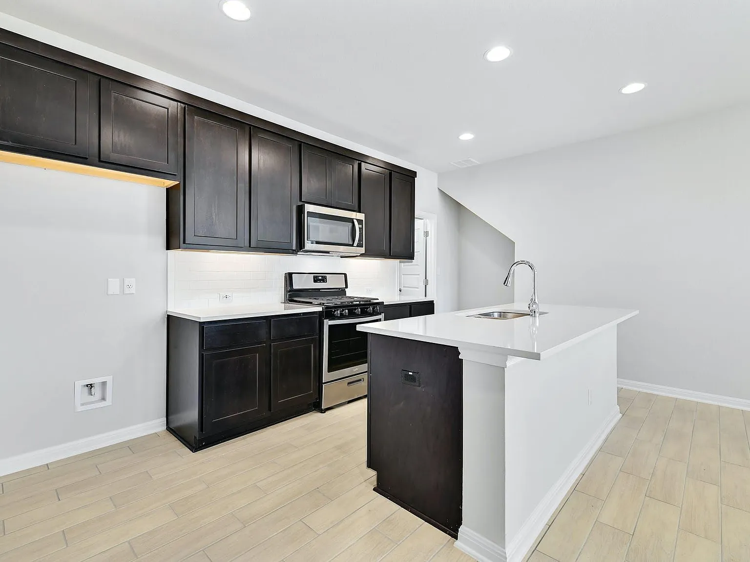 3 bed, 2.5 bath, 1985 sqft, $2,345 — Photo 4