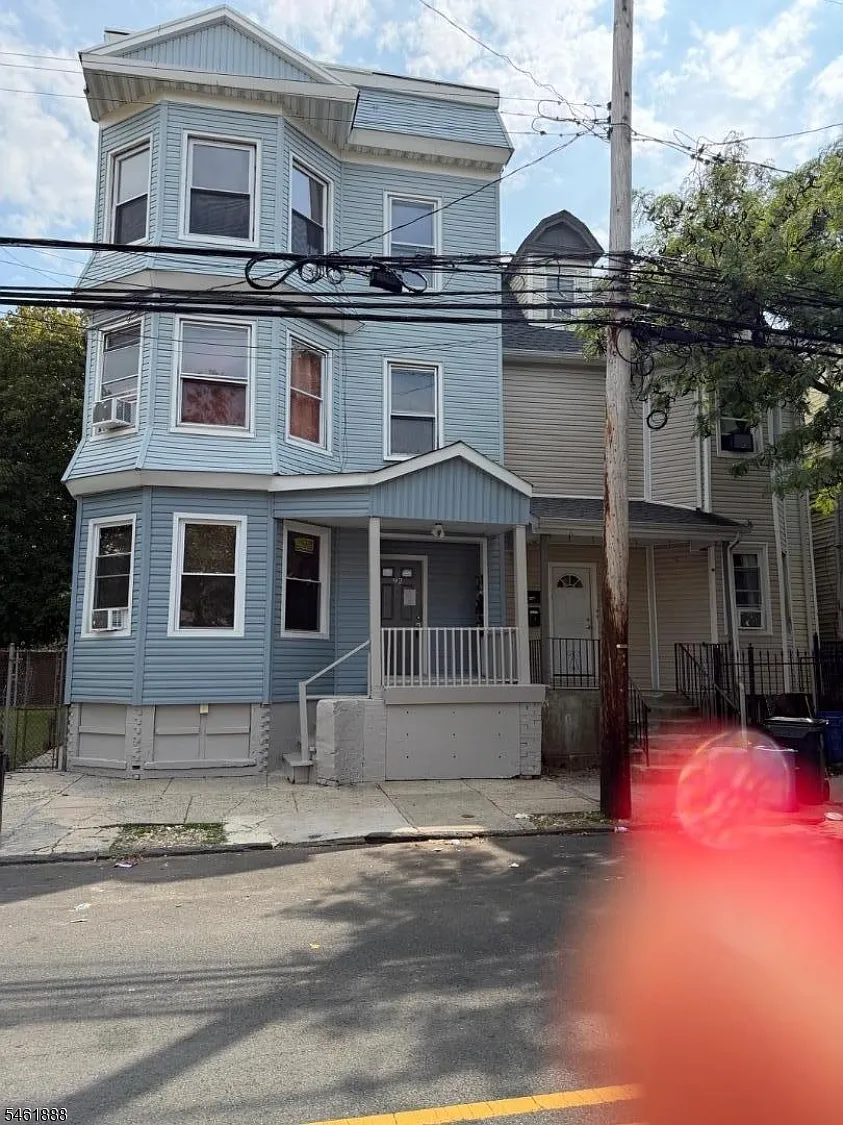 3 bed, 1.0 bath, 4906 sqft, $1,640 — Photo 1