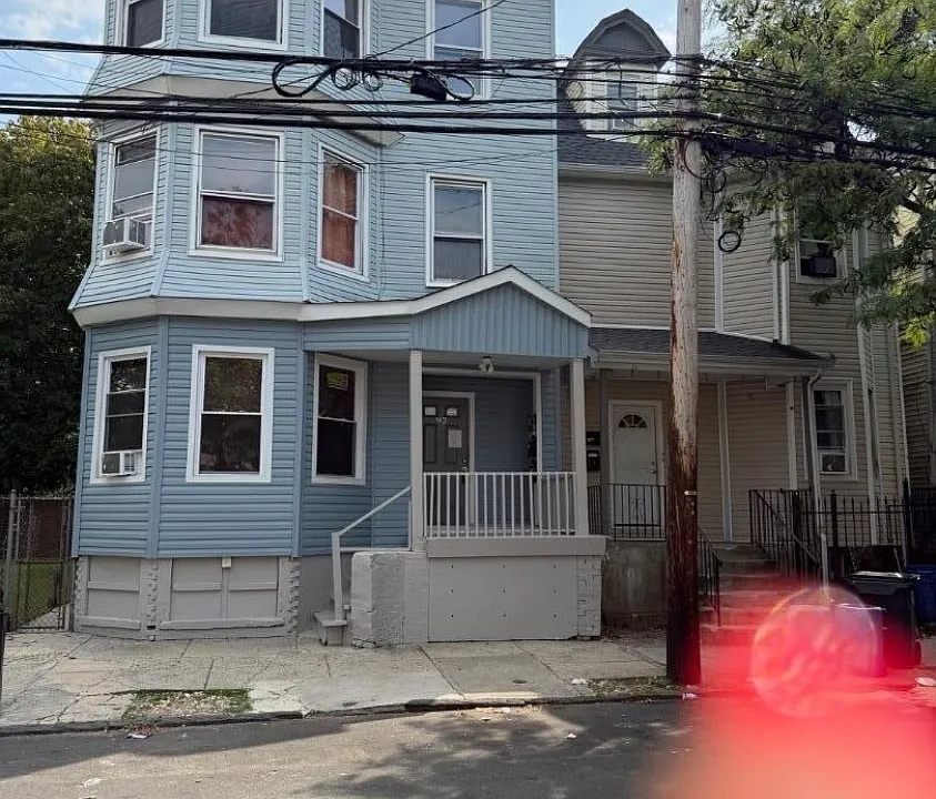 92 S 8th St
