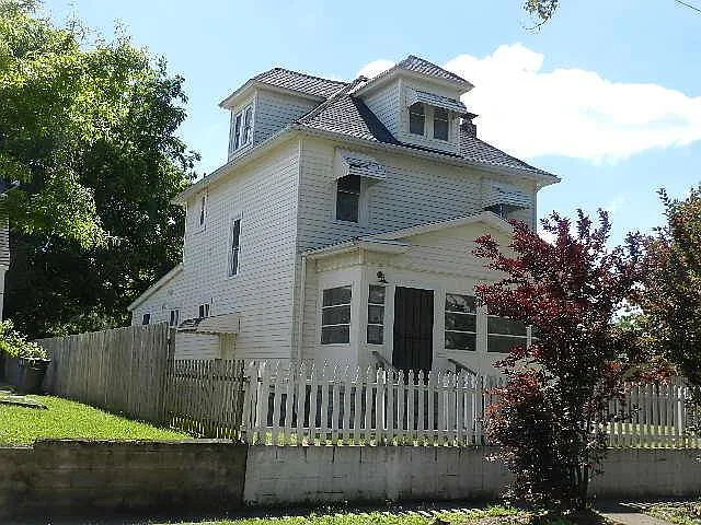 146 S Wheatland Ave photo 1