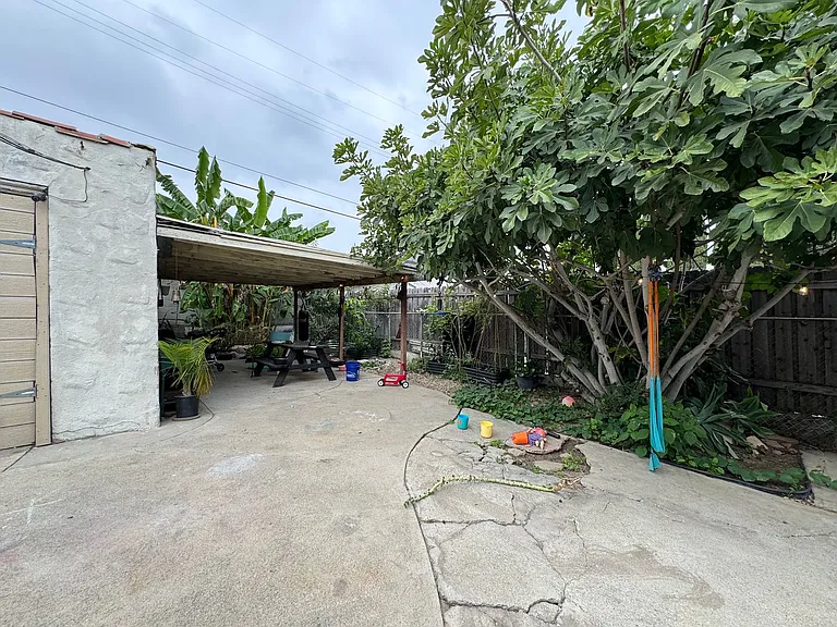 1855 S Redondo Blvd — Photo 23