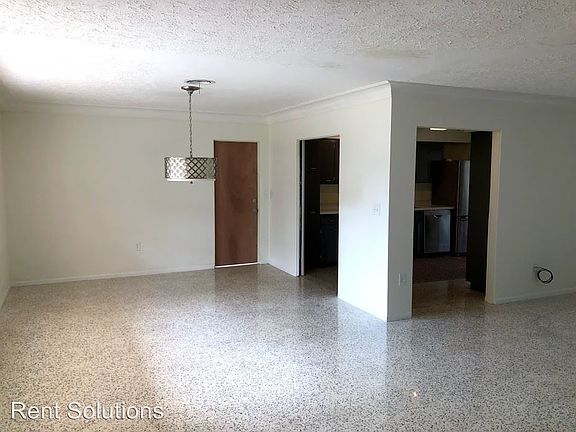 5th image of 3059 Pinecrest St