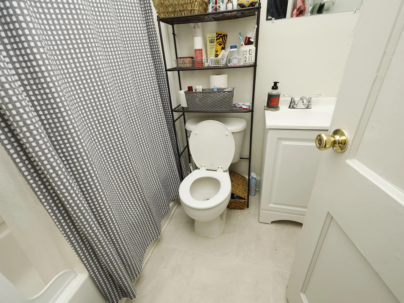 5 bed, 3.0 bath, 2300 sqft, $3,500 — Photo 3