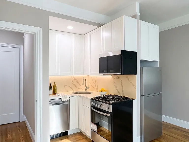 457 W 21st St #2D — Photo 2