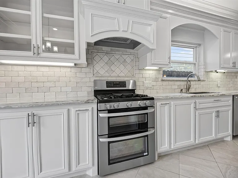 10310 Chevy Chase Dr — Photo 16