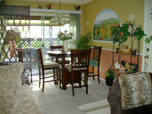 Dining Room w/Tuscany mural.