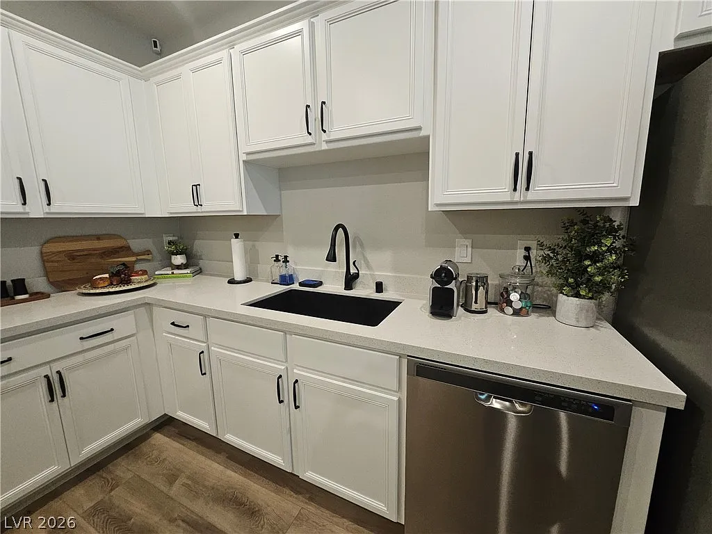 3 bed, 2.5 bath, 1832 sqft, $2,400 — Photo 2