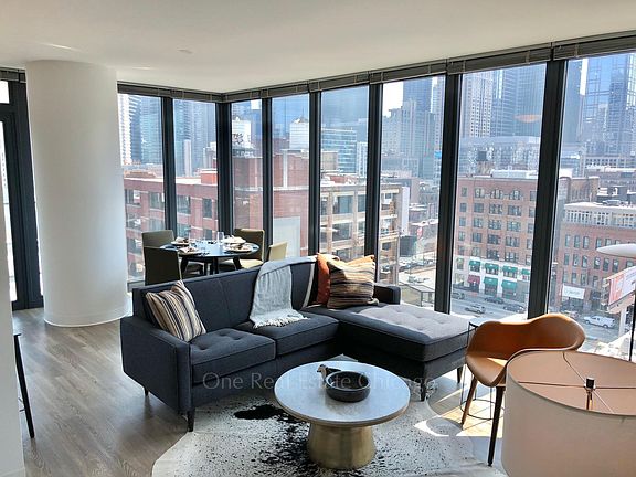 3rd image of 647 N Wells St #14