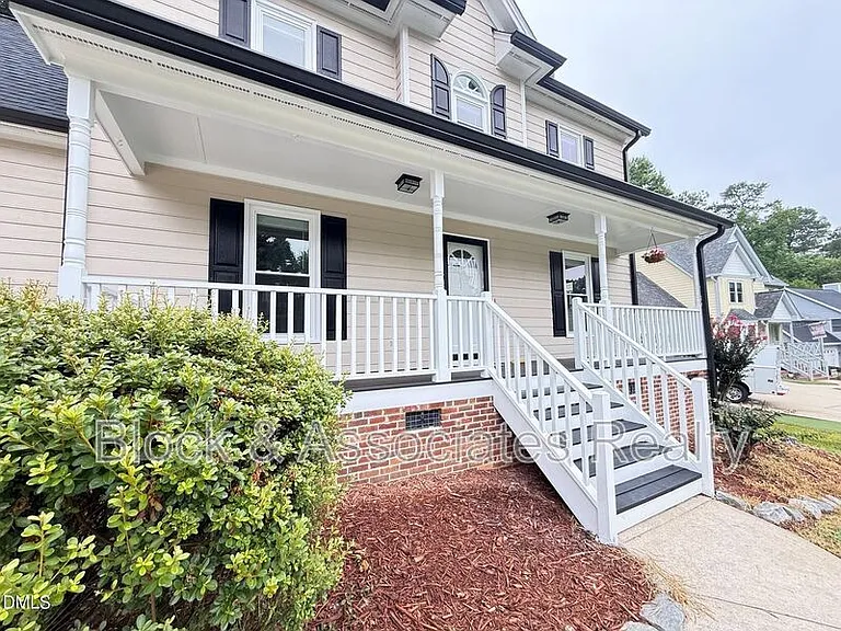 401 Holly Berry Ln — Photo 2