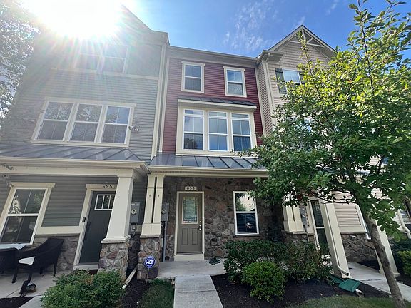 3rd image of 693 Ravenwood Dr
