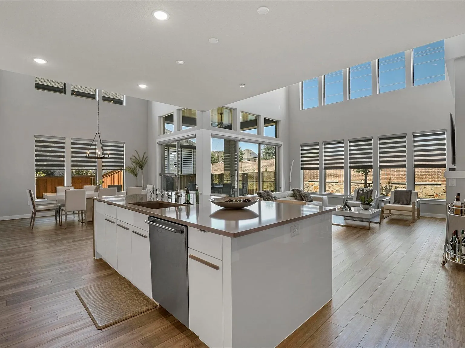 4 bed, 4220 sqft, $6,000 — Photo 3